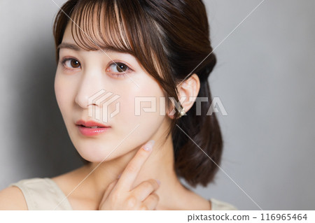 A young woman who feels the moisture of her skin 116965464