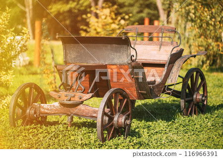 Gardening And Housekeeping. Vintage Cart On Summer Sunny Day. Decorative Peasant Cart On Summer Lawn. Bright Sunny Day. Garden Decoration Concept. Garden Wagon. Copy Space 116966391