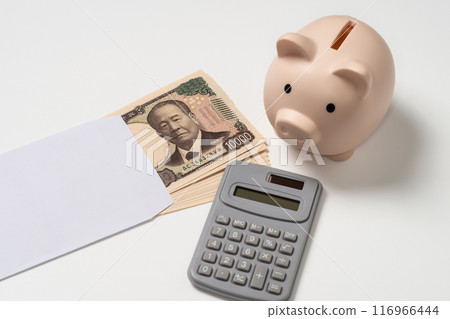 白色信封、計算器和存錢筒中的 10 萬日圓新鈔票 白色信封、計算器和存錢筒中的 10 萬日圓新鈔票 116966444