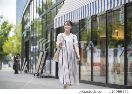 A young woman with a smile 116966521