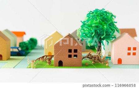 鄰居家的樹跨越邊界 鄰居家的樹跨越邊界 樹枝延伸到房產之外 116966858