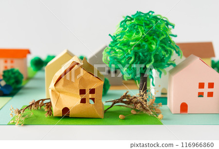 鄰居家的一棵樹越過邊界，鄰居家的一棵樹的樹枝越過邊界，一棵花園樹越過場地，管理不善的空置房屋，指定的空置房屋 116966860