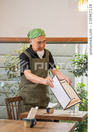 A man in his 60s is pursuing a fulfilling second career as a cafe owner after retirement 116967119