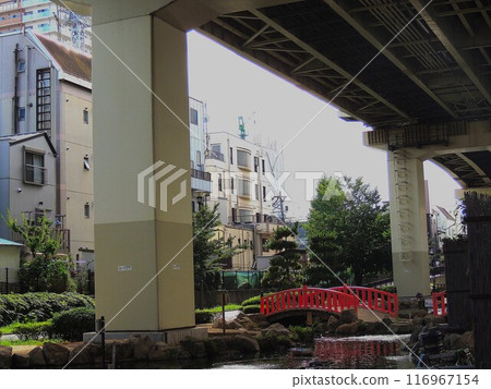Tokyo Metropolitan Expressway and drum bridge 116967154