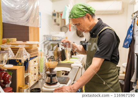 A man in his 60s is pursuing a fulfilling second career as a cafe owner after retirement 116967190