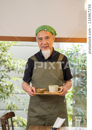 一名 60 多歲的男子退休後正在豐富自己的第二份職業,成為咖啡館老闆。 一名 60 多歲的男子退休後正在豐富自己的第二份職業,成為咖啡館老闆。 116967256