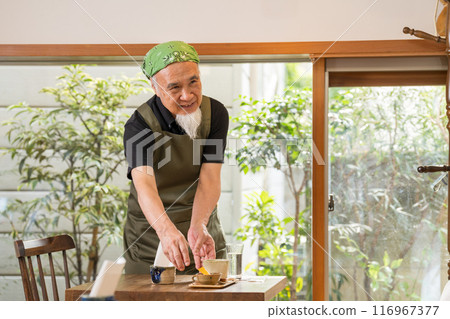 一名 60 多歲的男子退休後正在豐富自己的第二份職業,成為咖啡館老闆。 一名 60 多歲的男子退休後正在豐富自己的第二份職業,成為咖啡館老闆。 116967377