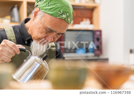 一名 60 多歲的男子退休後正在豐富自己的第二份職業,成為咖啡館老闆。 一名 60 多歲的男子退休後正在豐富自己的第二份職業,成為咖啡館老闆。 116967398