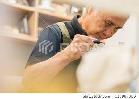 一名 60 多歲的男子退休後正在豐富自己的第二份職業,成為咖啡館老闆。 一名 60 多歲的男子退休後正在豐富自己的第二份職業,成為咖啡館老闆。 116967399