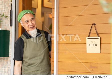 一名 60 多歲的男子退休後正在豐富自己的第二份職業，成為咖啡館老闆。 116967446