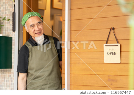 一名 60 多歲的男子退休後正在豐富自己的第二份職業，成為咖啡館老闆。 116967447