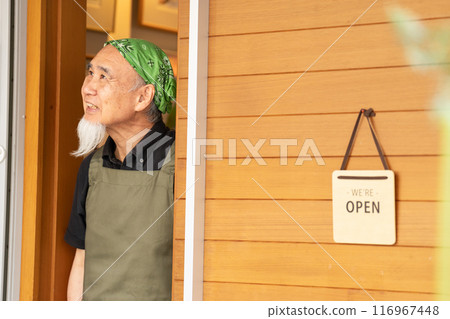 一名 60 多歲的男子退休後正在豐富自己的第二份職業，成為咖啡館老闆。 116967448