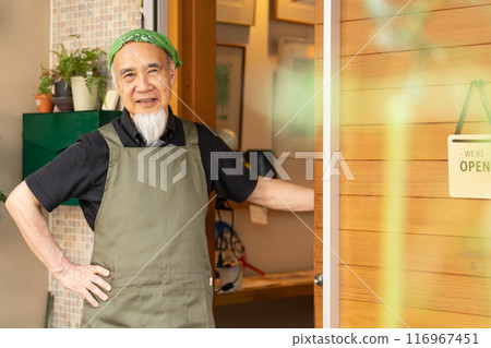 A man in his 60s is pursuing a fulfilling second career as a cafe owner after retirement A man in his 60s is pursuing a fulfilling second career as a cafe owner after retirement 116967451