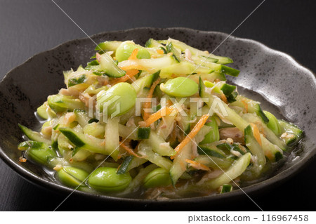 Edamame, cucumber and carrots with tuna 116967458