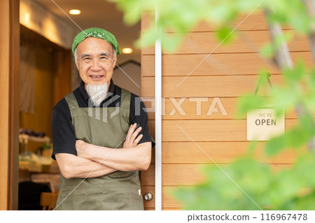 一名 60 多歲的男子退休後正在豐富自己的第二份職業,成為咖啡館老闆。 一名 60 多歲的男子退休後正在豐富自己的第二份職業,成為咖啡館老闆。 116967478