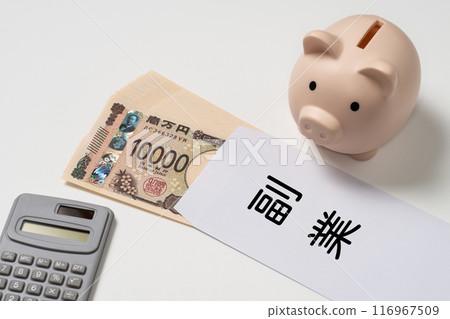 A side job image of 100,000 yen in an envelope with new banknotes, a piggy bank and a calculator A side job image of 100,000 yen in an envelope with new banknotes, a piggy bank and a calculator 116967509