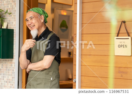 一名 60 多歲的男子退休後正在豐富自己的第二份職業，成為咖啡館老闆。 116967531