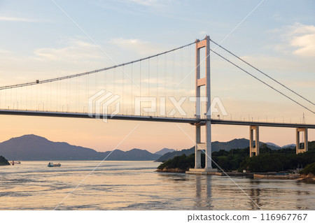 從海上看來島海峽和來島海峽大橋的夏季日落景觀 從海上看來島海峽和來島海峽大橋的夏季日落景觀 116967767