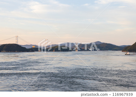 從海上看來島海峽大橋和島波海道的夏季日落景色 從海上看來島海峽大橋和島波海道的夏季日落景色 116967939