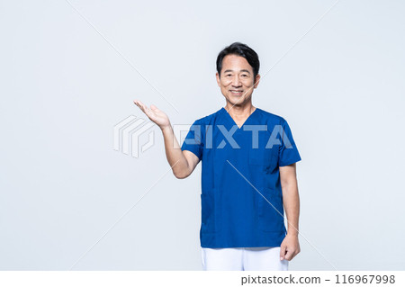 穿著手術服的中年醫生 穿著手術服的中年醫生 116967998
