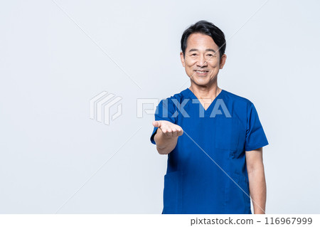 穿著手術服的中年醫生 穿著手術服的中年醫生 116967999