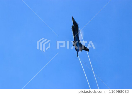 一架F-2噴氣式戰鬥機以高機動性飛越首都防空要道百里基地。 一架F-2噴氣式戰鬥機以高機動性飛越首都防空要道百里基地。 116968083