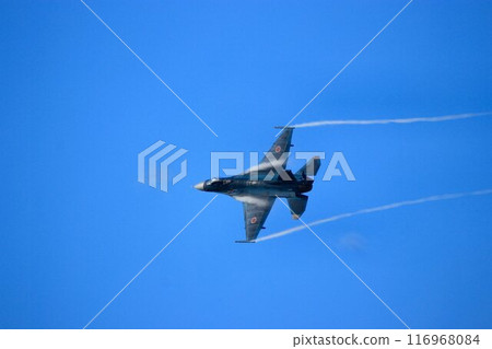 一架F-2噴氣式戰鬥機以高機動性飛越首都防空要道百里基地。 一架F-2噴氣式戰鬥機以高機動性飛越首都防空要道百里基地。 116968084