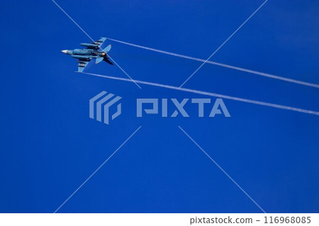 An F-2 jet fighter flying in high maneuverability over Hyakuri Base, the key to the capital's air defense. 116968085