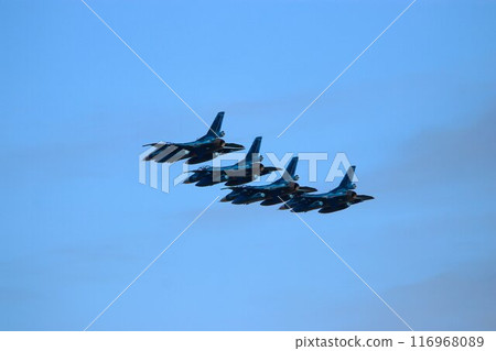 一架F-2噴氣式戰鬥機以高機動性飛越首都防空要道百里基地。 116968089