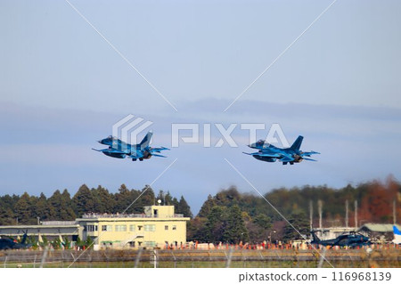 一架F-2噴氣式戰鬥機以高機動性飛越首都防空要道百里基地。 116968139