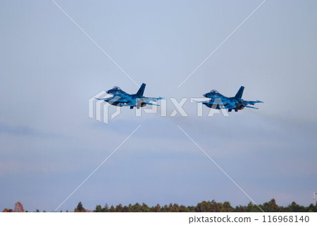 An F-2 jet fighter flying in high maneuverability over Hyakuri Base, the key to the capital's air defense. 116968140