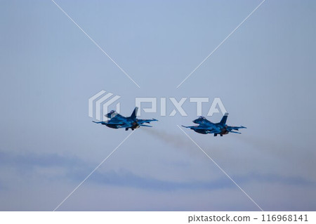 一架F-2噴氣式戰鬥機以高機動性飛越首都防空要道百里基地。 116968141