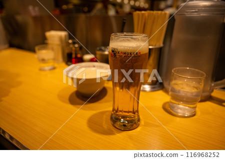 2024年1月8日:大阪新座拉麵店內部風景、美食和日本酒,以及家庭特色菜的餐廳。 2024年1月8日:大阪新座拉麵店內部風景、美食和日本酒,以及家庭特色菜的餐廳。 116968252