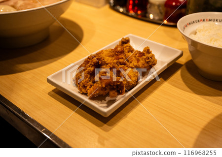 2024年1月8日:大阪新座拉麵店內部風景、美食和日本酒,以及家庭特色菜的餐廳。 2024年1月8日:大阪新座拉麵店內部風景、美食和日本酒,以及家庭特色菜的餐廳。 116968255