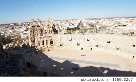 從上方看的 El Jem 圓形劇場和競技場 [突尼斯] 116968297