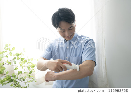 年輕人從手臂上除毛 年輕人從手臂上除毛 116968768