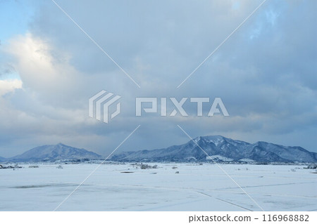 Snow-covered Mount Yahiko and Mount Kakuta (Niigata Prefecture) Snow-covered Mount Yahiko and Mount Kakuta (Niigata Prefecture) 116968882