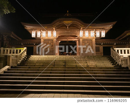 Yahiko Shrine's Zuishinmon Gate during the Yahiko Lantern Festival 116969205