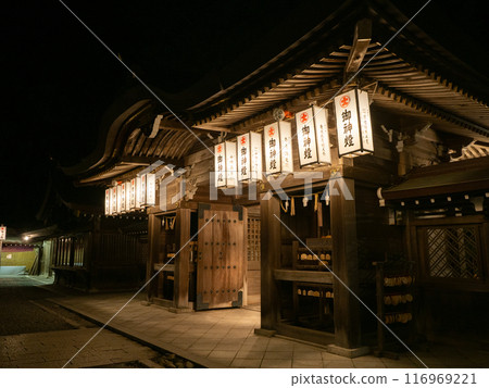 Yahiko Shrine's Zuishinmon Gate during the Yahiko Lantern Festival 116969221