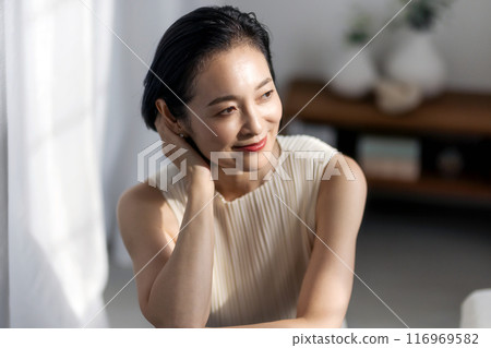 中年女人美女把下巴靠在背上 116969582