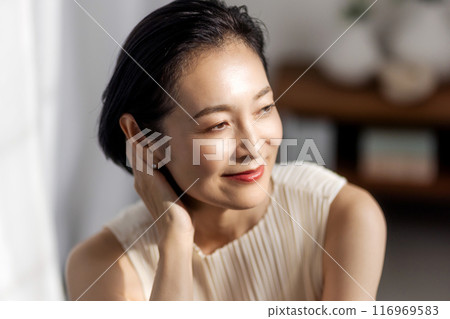 中年女人美女把下巴靠在背上 中年女人美女把下巴靠在背上 116969583