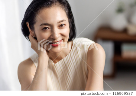 中年女人美女把下巴靠在背上 中年女人美女把下巴靠在背上 116969587