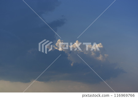 Blue-white cumulus clouds in the rays of the sun. Thunderstorm clouds. 116969766