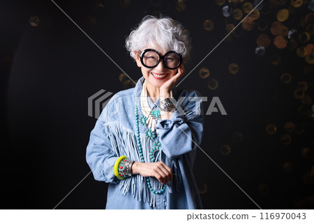 喜歡時尚、自由表達自我的60、70歲老年女性 116970043