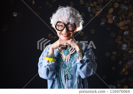 Senior women in their 60s and 70s who enjoy fashion and freedom of self-expression 116970069