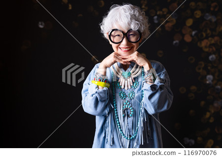 喜歡時尚、自由表達自我的60、70歲老年女性 116970076