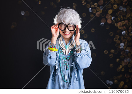 喜歡時尚、自由表達自我的60、70歲老年女性 喜歡時尚、自由表達自我的60、70歲老年女性 116970085
