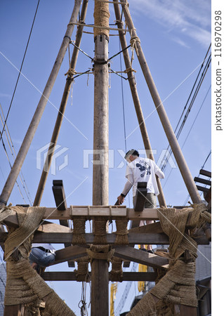 Gion Festival: Erecting the Hoko floats - 18 people join forces 116970298