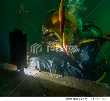 Underwater welding in deep ocean depths Underwater welding in deep ocean depths 116971023