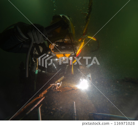 Underwater welding in deep ocean depths Underwater welding in deep ocean depths 116971028